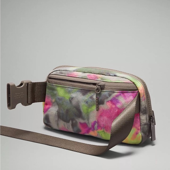 Lululemon Everywhere Belt Bag 1L- Hyper Dye Multi/Rover - Picture 9 of 10
